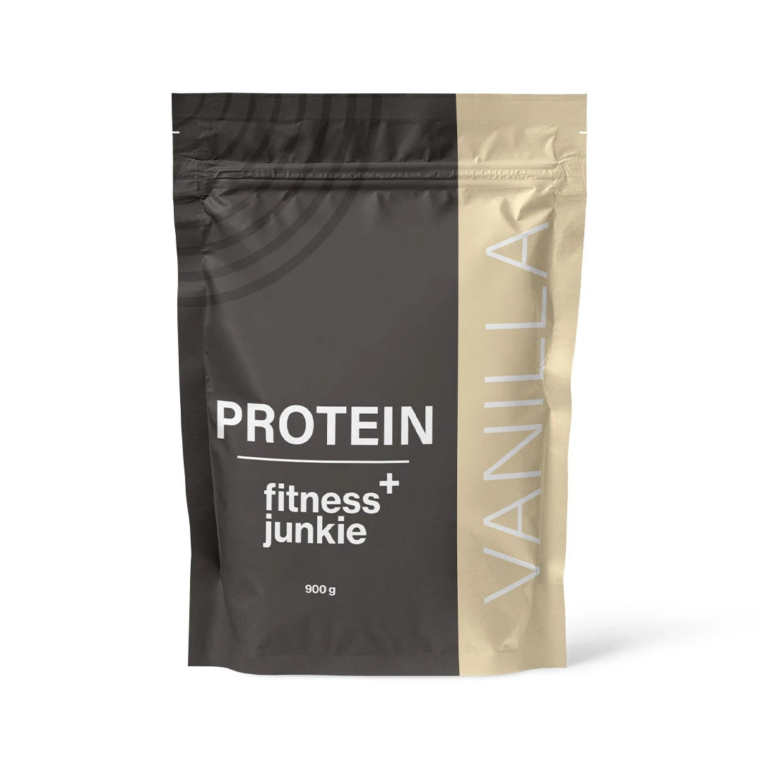 fitnessjunkie Protein 900 g proteinpulver i en mørkegrå og beige pose for smaken vanilje.