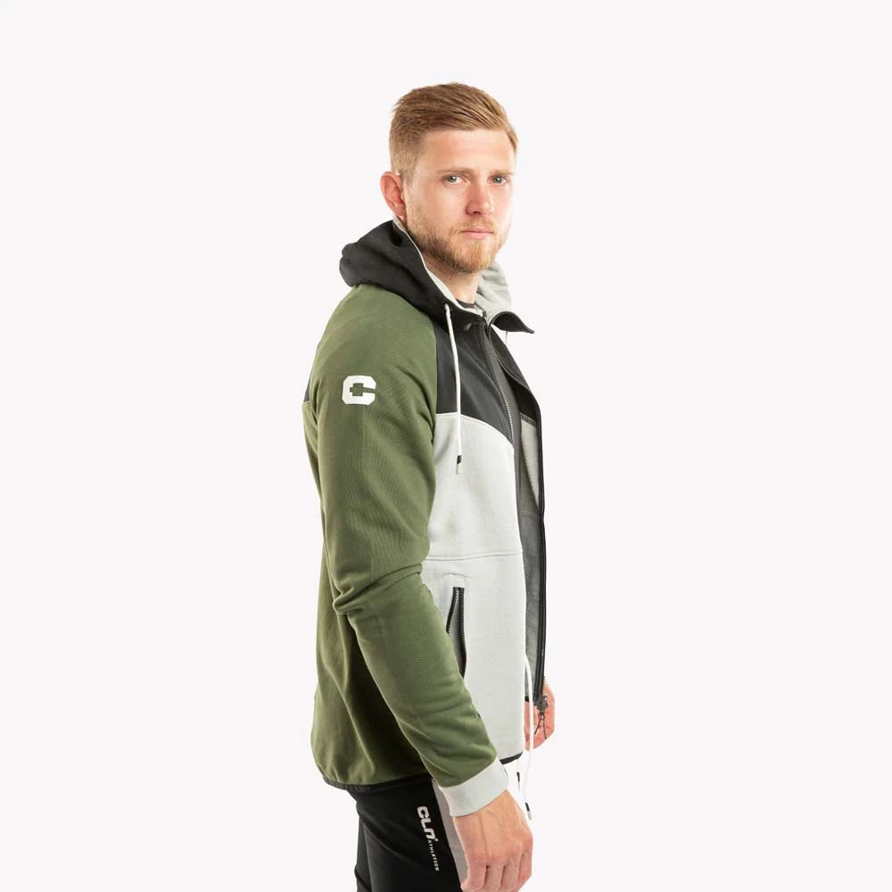 CLN Redirect Hood Forest Green myk zip-hoodie med paneler i grønt, grått og svart, båret av en mann i profil.