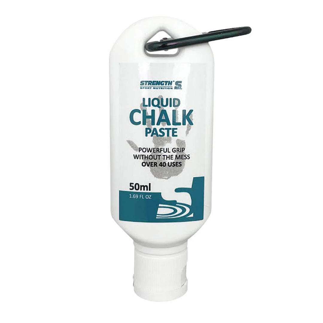 Strength Sport Nutrition Liquid Chalk i en hvit 50 ml flaske med praktisk karabinkrok.