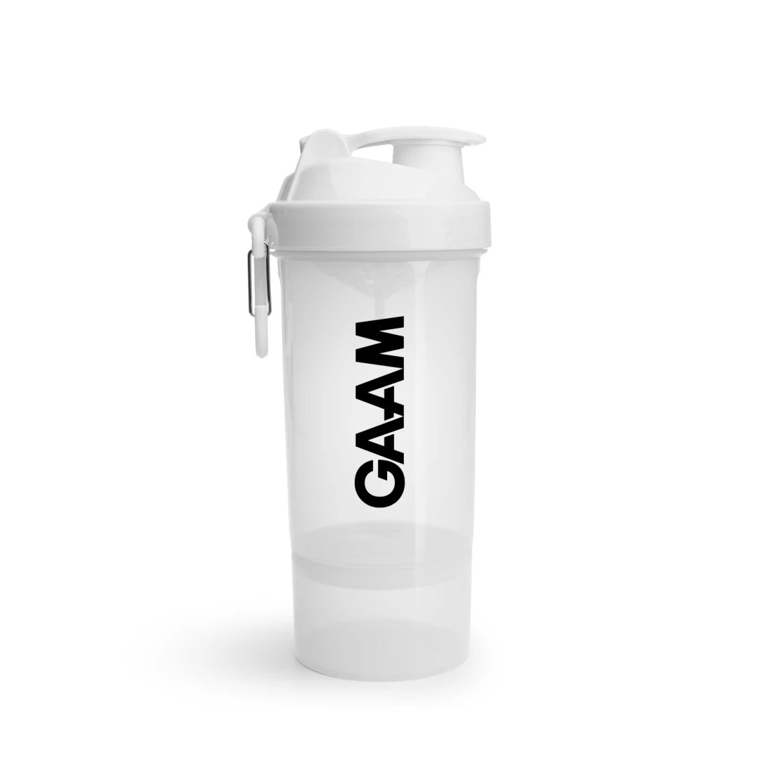 Hvit GAAM Smartshake 2Go 800 ml shaker i BPA-fri hardplast med ekstra oppbevaringsrom og karabinkrok.