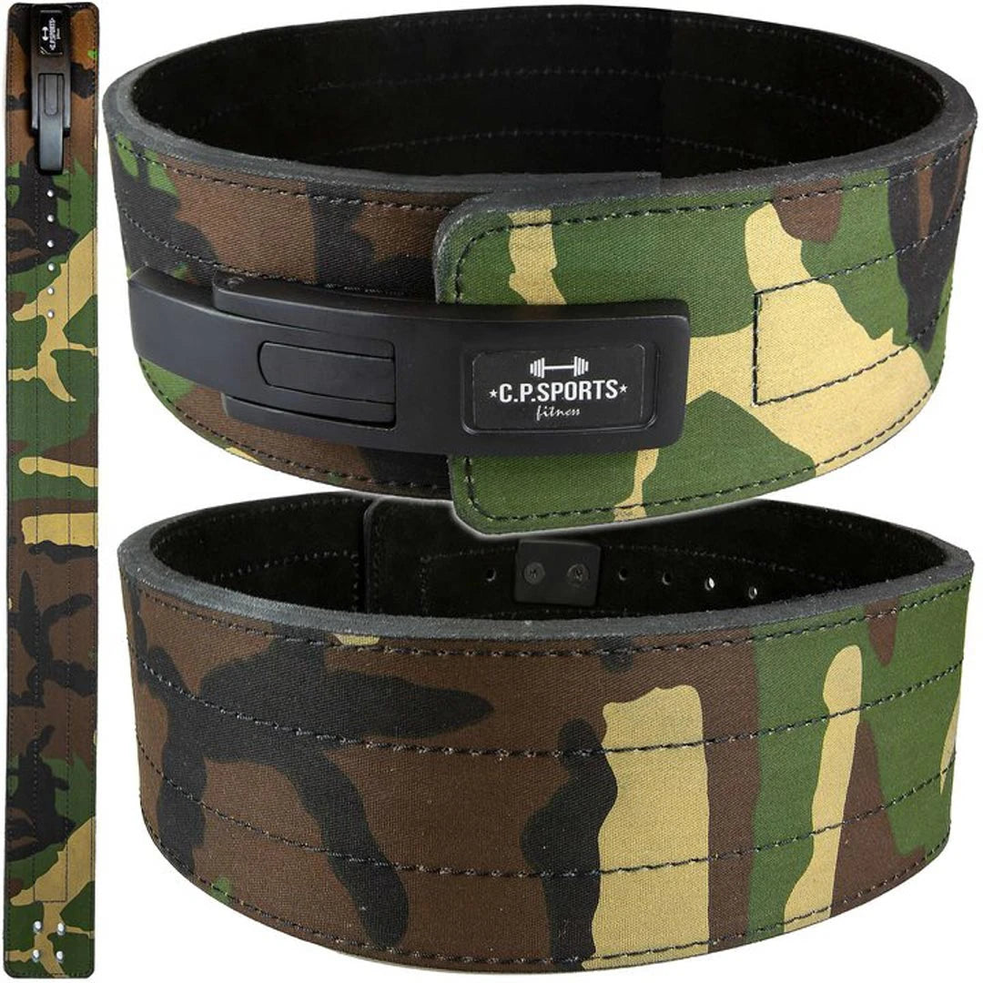 C.P. Sports Powerlifting Lever Belt Camo er et styrkebelte i lær med kamuflasjemønster og svart hurtigspenne.