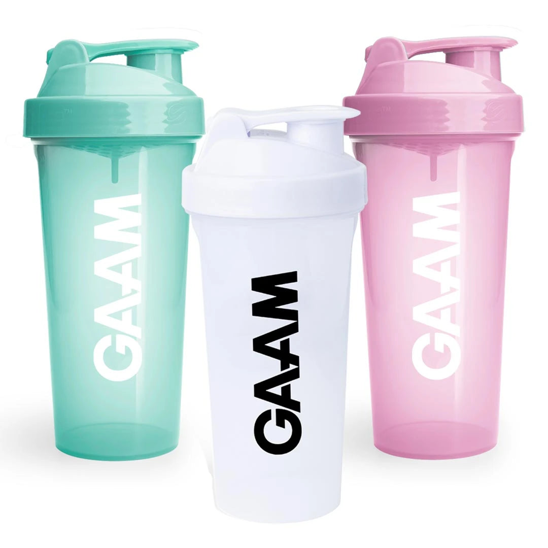 3 x GAAM Shaker 800 ml plastshakere i fargene mintgrønn, hvit og rosa med GAAM-logo.