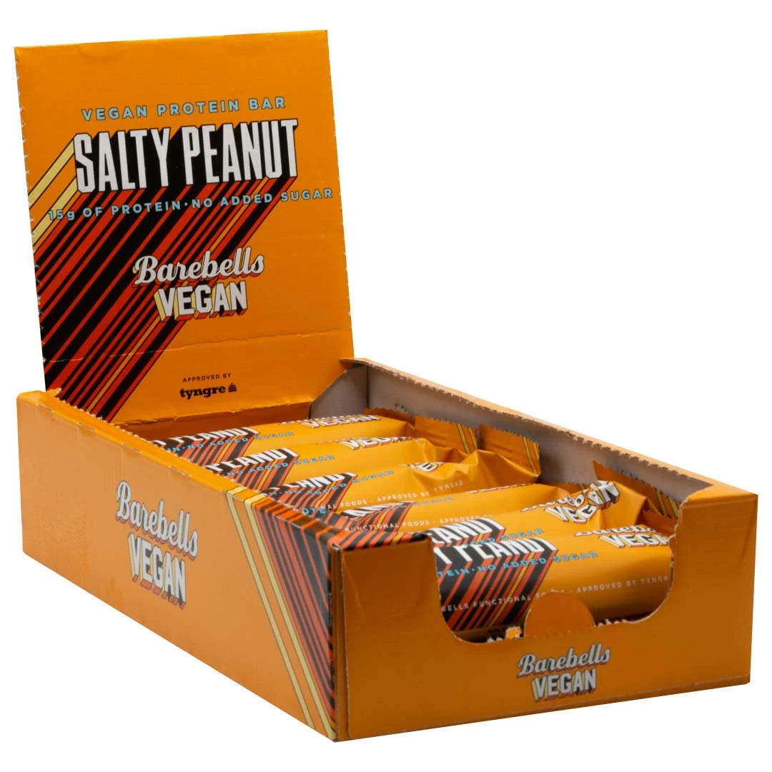 12 x Barebells Vegan Protein Bar 55 g mikseske i en åpen oransje eske for smaken Salty Peanut.