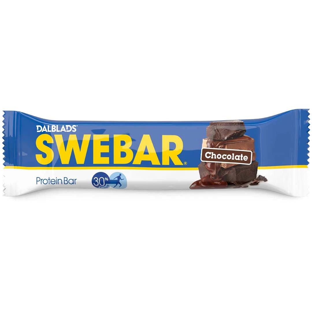 Dalblads Swebar 55 g proteinbar i en blå og hvit forpakning med gule detaljer for smaken Chocolate., bilde 4 av 6