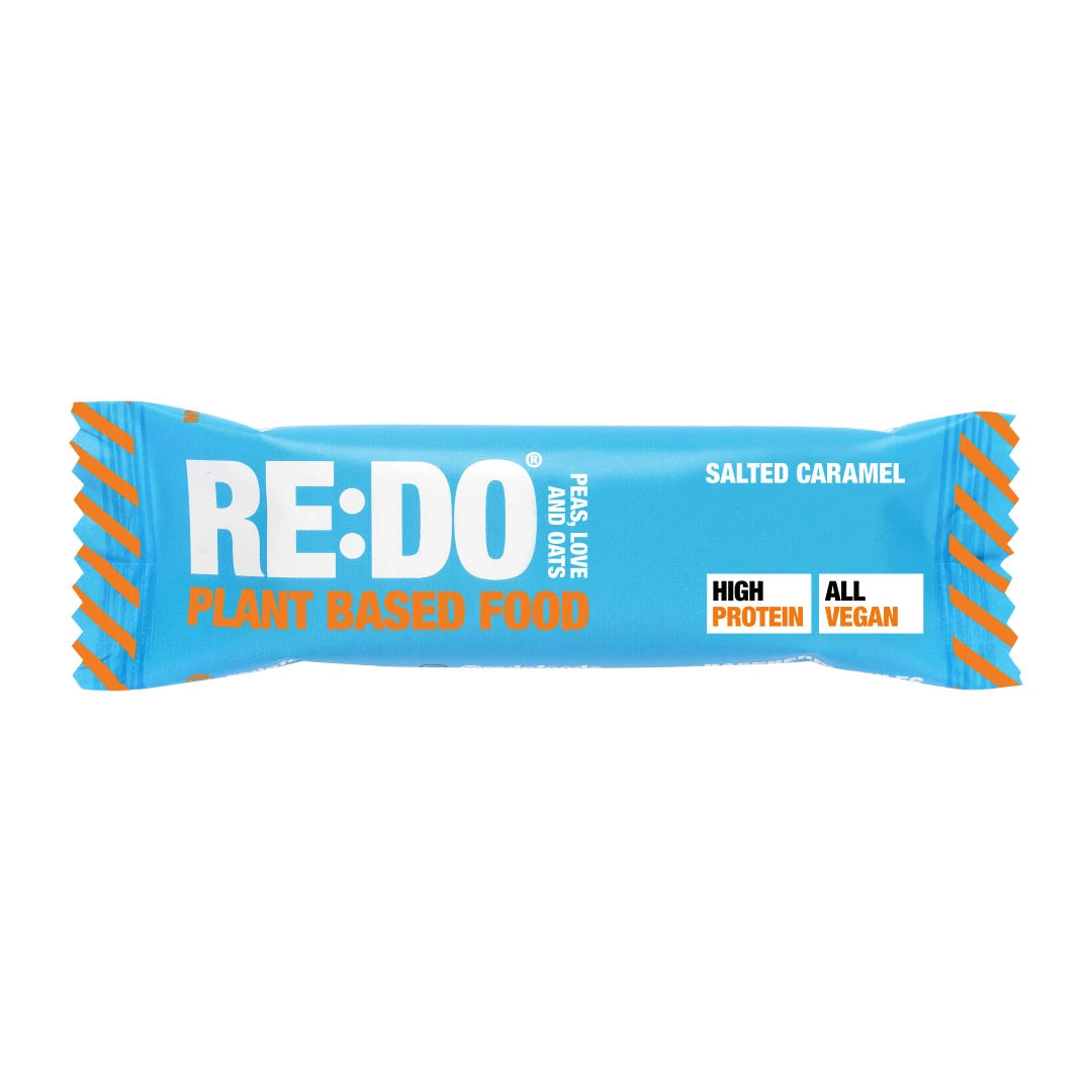 REDO Bar 60 g vegansk proteinbar i en lyseblå emballasje med oransje detaljer for smaken Salty Caramel., bilde 3 av 4