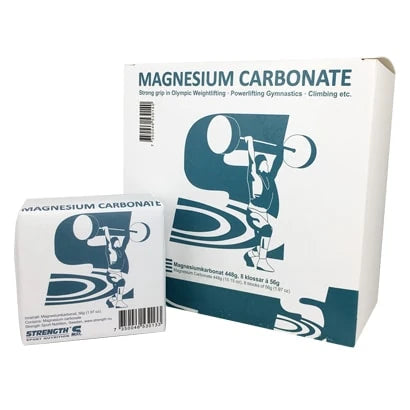 Strength Sport Nutrition Magnesium Carbonate 60 g i en hvit papiremballasje med en blå illustrasjon av en vektløfter.
