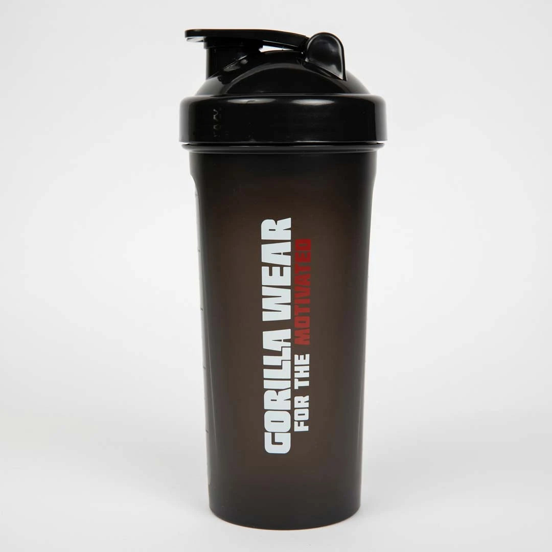 Gorilla Wear Shaker XXL Black er en svart plastshaker med hvit og rød logo samt et praktisk skrulokk.