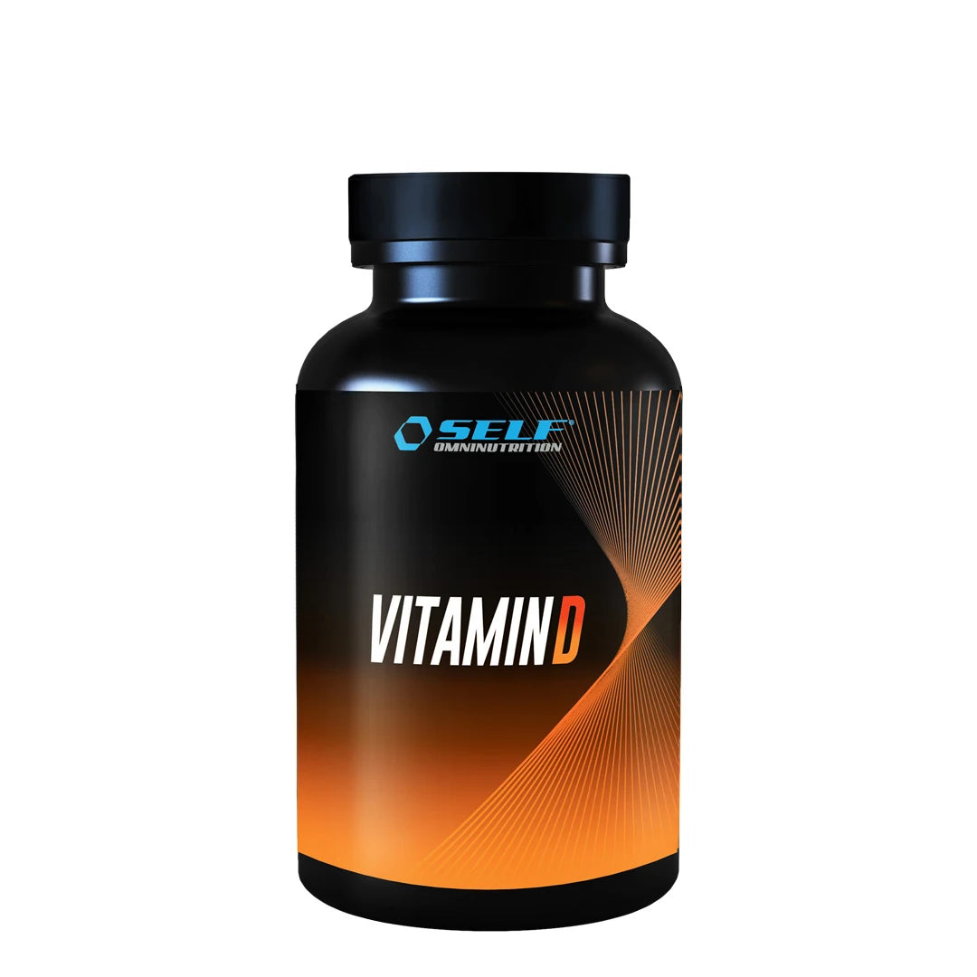Self Omninutrition Vitamin D 100 caps i en svart plastboks med oransje detaljer.