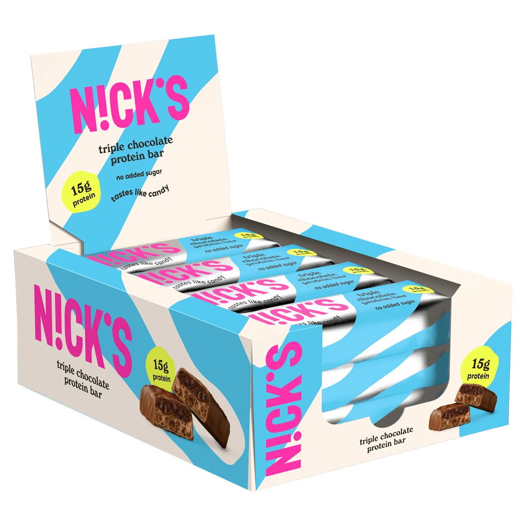 En eske med 12 x NICKS Soft bar 50 g Triple Chocolate proteinbarer med lyseblått og hvitt design samt rosa tekst.
