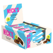 En låda med 12 x NICKS Soft bar 50 g Triple Chocolate proteinbars med ljusblå och vit design samt rosa text.
