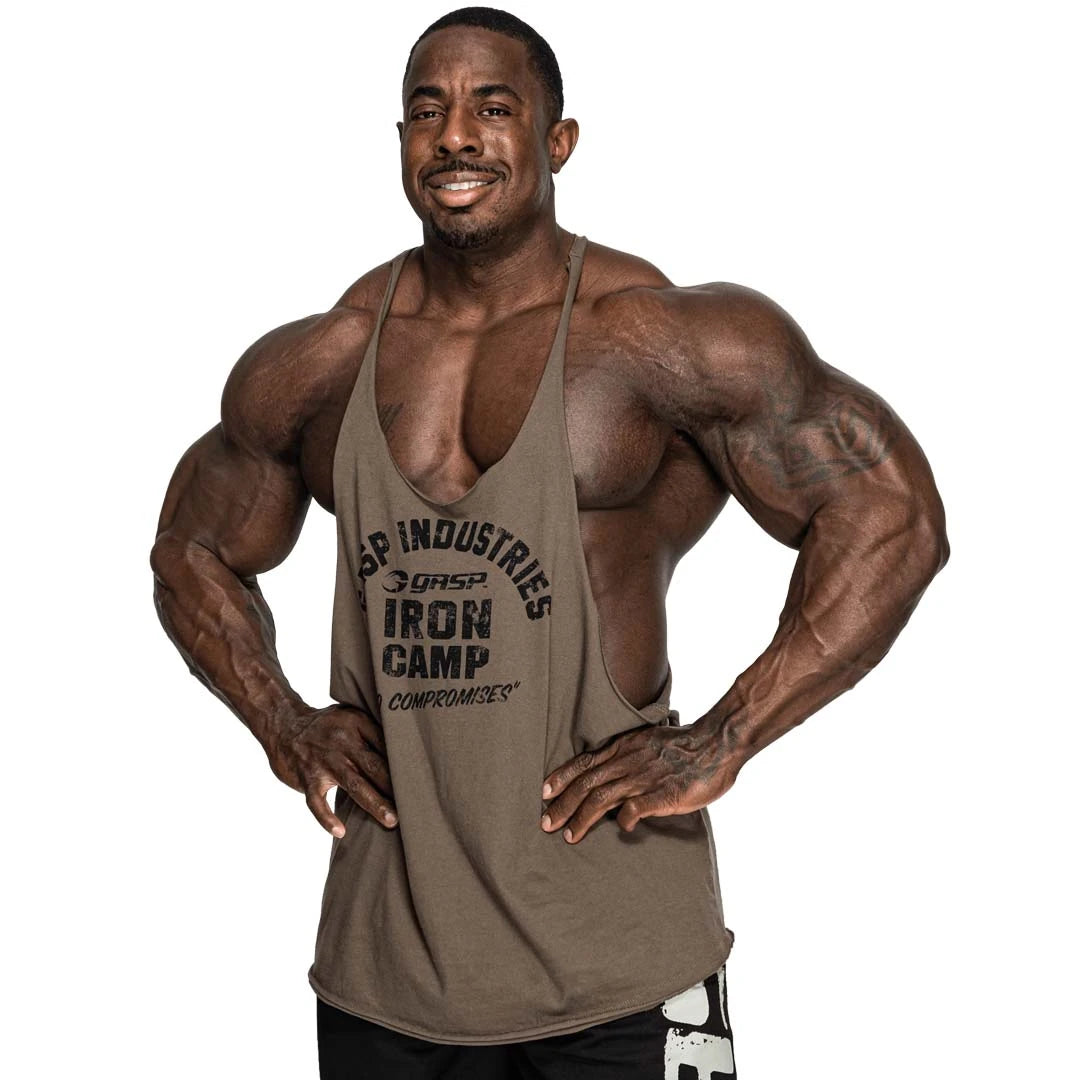 GASP Stringer Tank Washed Green, en grønn treningssinglet i bomull for herre med stort fronttrykk og dype ermehull., bilde 2 av 2