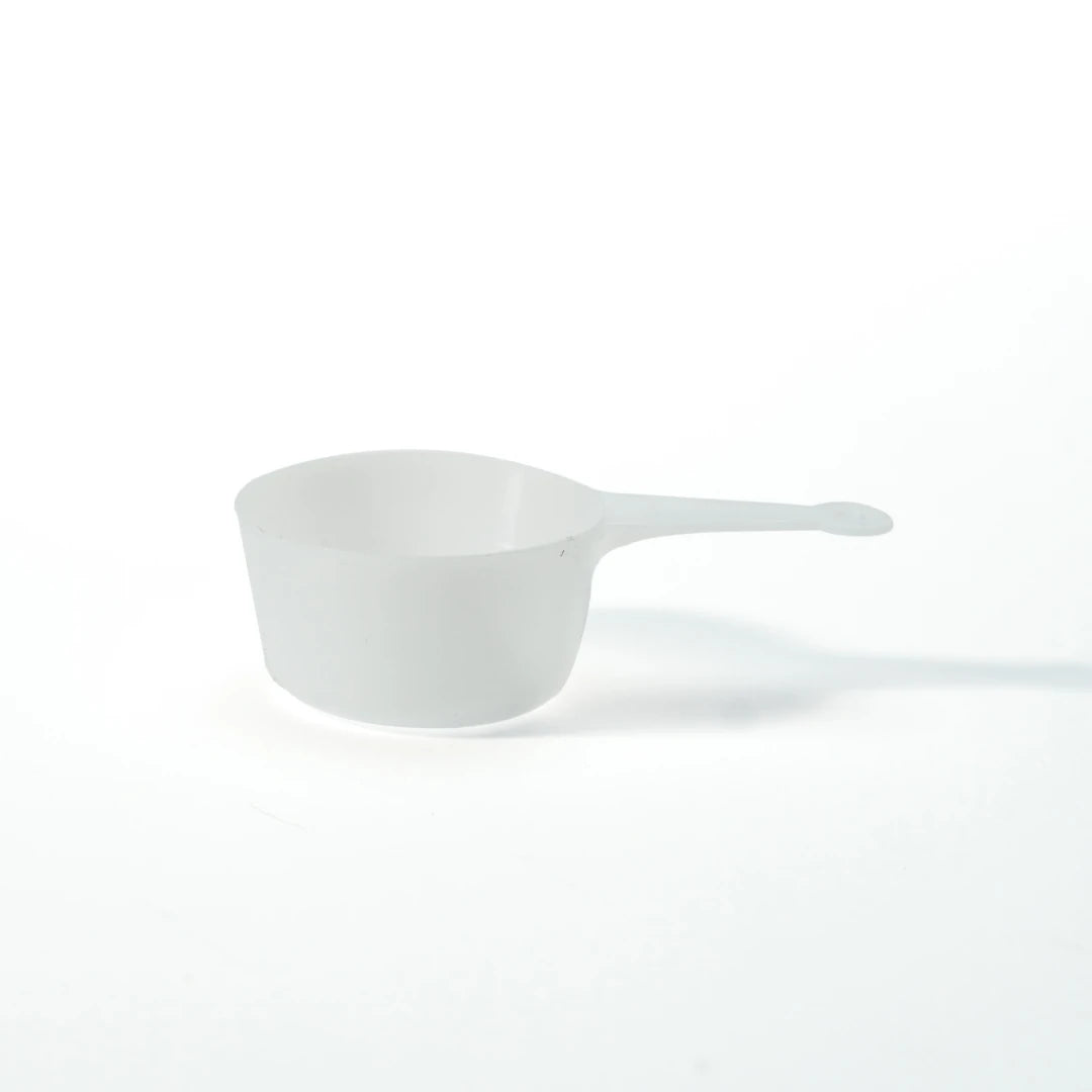 En hvit GAAM Skopa 1 dl i plast for nøyaktig dosering av proteinpulver og kosttilskudd.