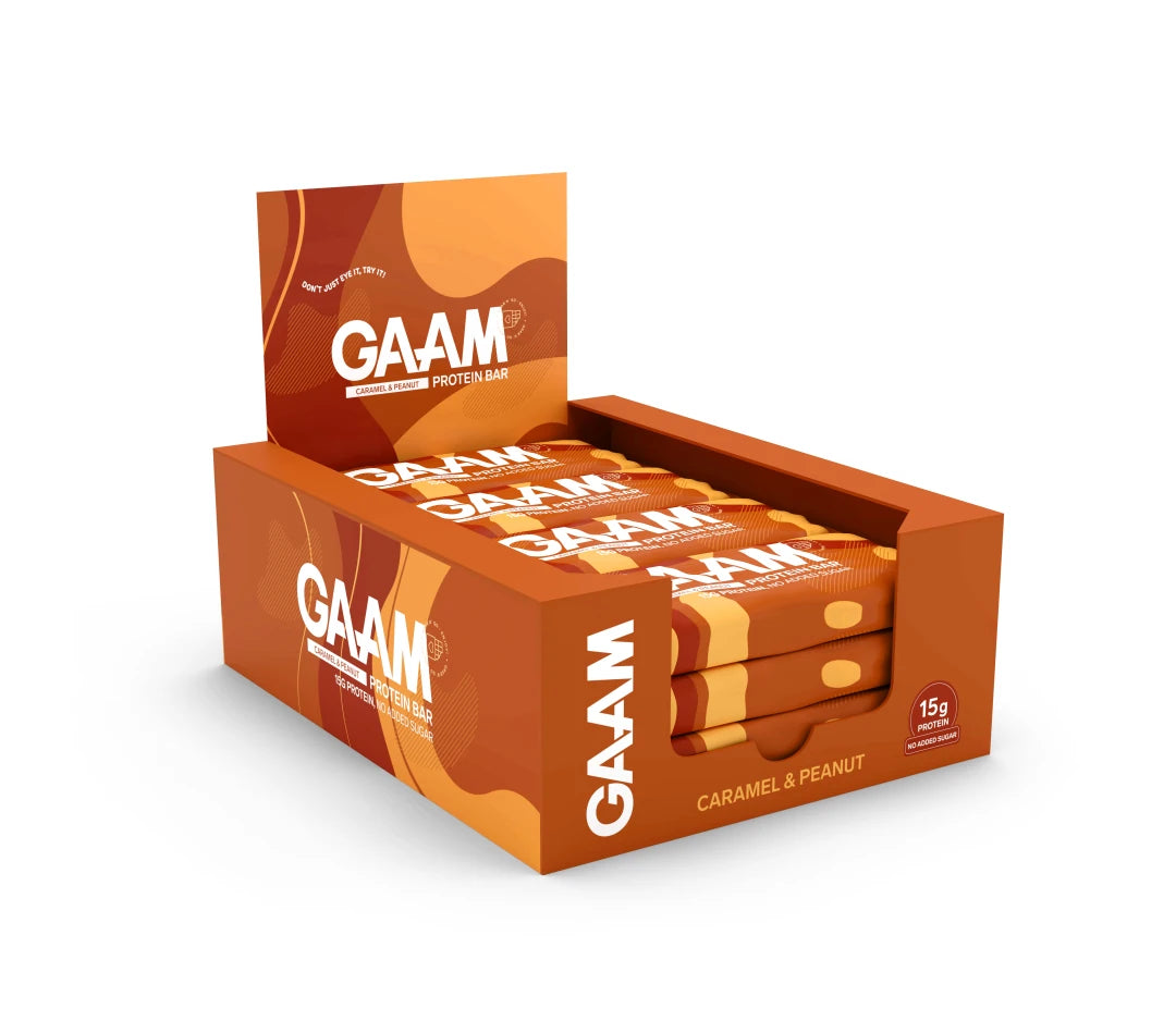 12 x GAAM Protein bar 45 g Caramel & Peanut i en oransje boks med brune detaljer og hvite logoer.