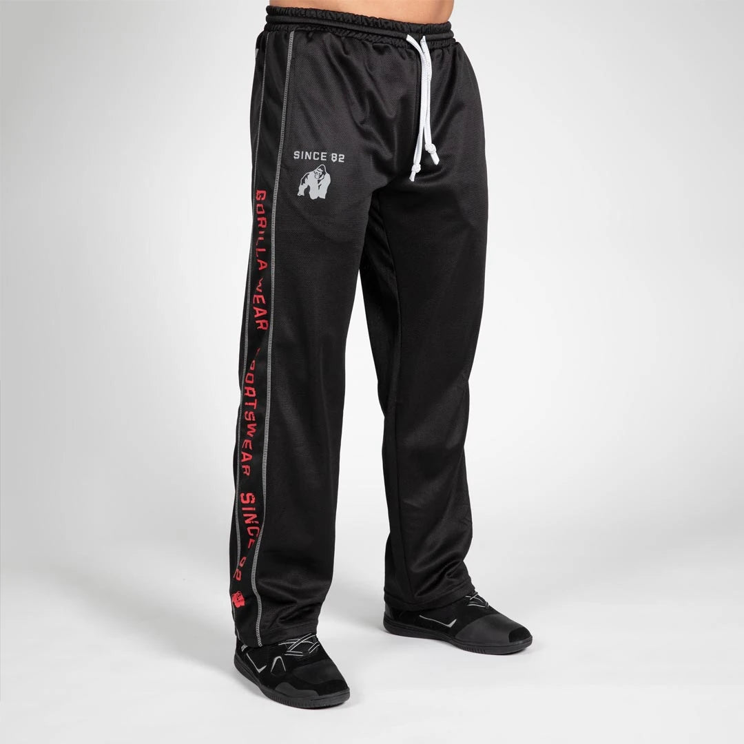 Gorilla Wear Functional Mesh Pants Black/Red er svarte treningsbukser i mesh med rød logo langs benet., bilde 1 av 2