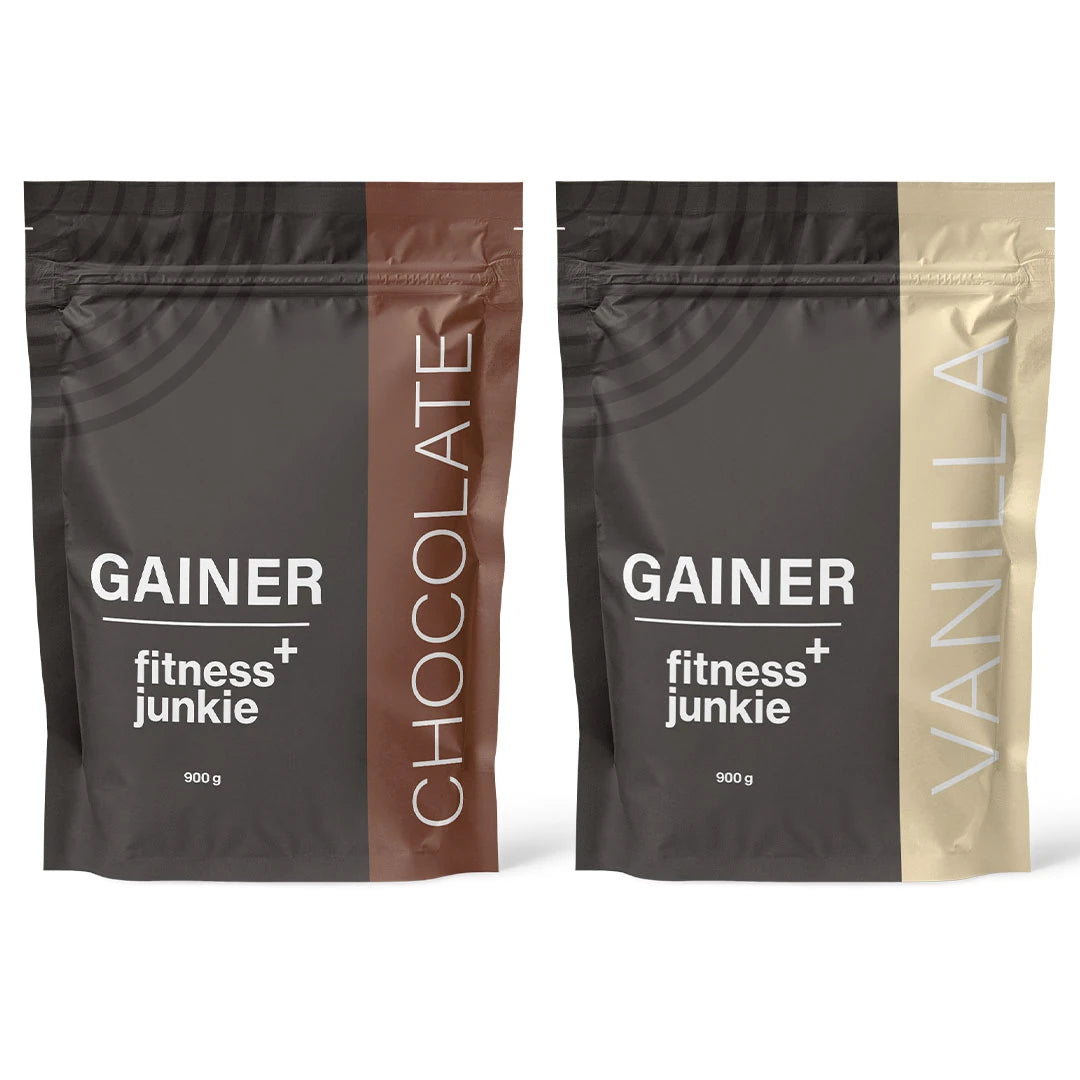 2 x fitnessjunkie Gainer 900 g i svarte poser med brune og beige detaljer for smakene Chocolate og Vanilla.
