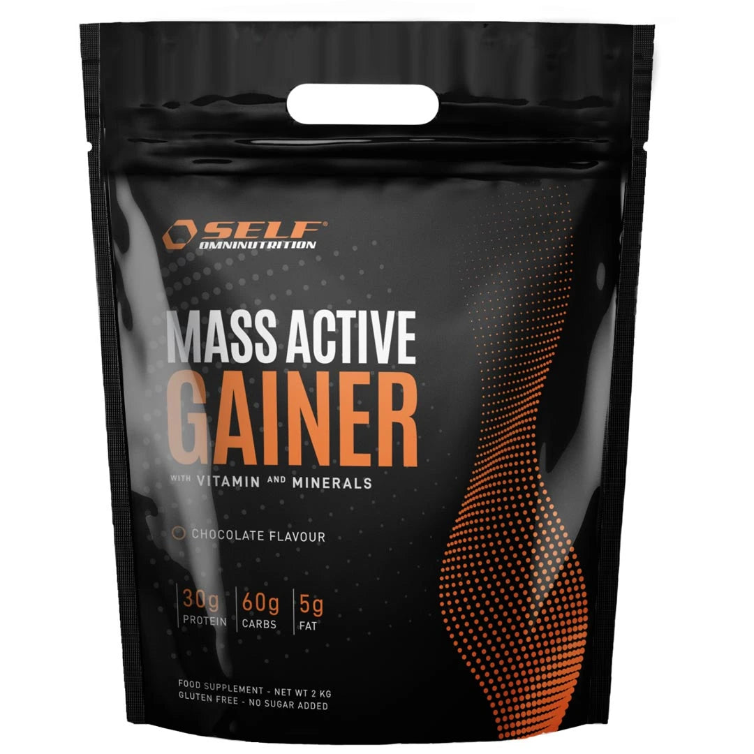 Self Omninutrition Mass Active Gainer 2 kg pakket i en svart pose med oransje detaljer og tekst for sjokoladesmak.