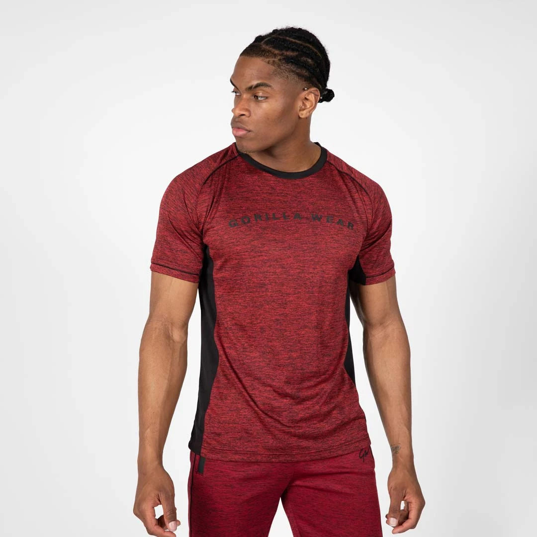 Mannlig modell i en vinrød og svart Gorilla Wear Fremont T-Shirt Burgundy med meshpaneler., bilde 2 av 8