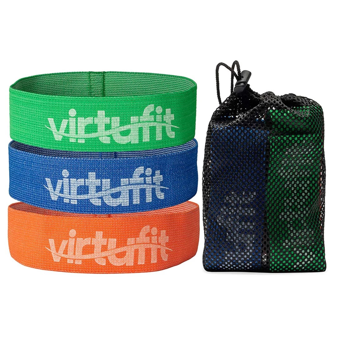 Tre Virtufit Mini Bands Comfort i grønn, blå og oransje bomull med en svart nettpose for oppbevaring.