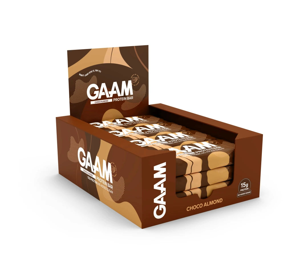 12 x GAAM Protein Bar 45 g Choco Almond i en brun og lysebrun forpakning.