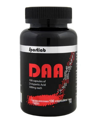 Sportlab DAA Natural Testobooster 100 caps, kosttilskudd i en svart boks med røde og sølvfargede grafiske detaljer.