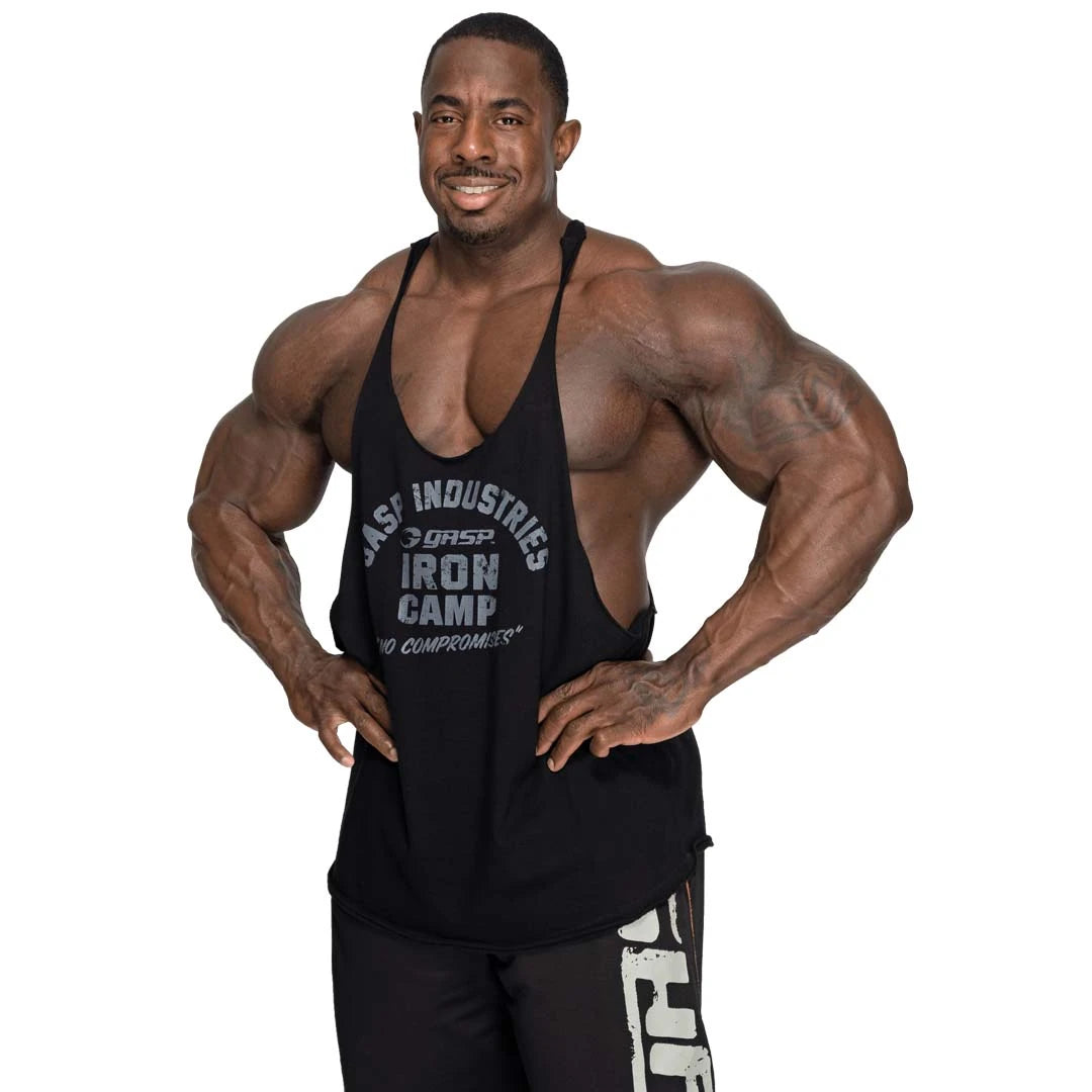 GASP Stringer Tank Black, en svart treningssinglet i bomull med klassisk stringer-modell og stort grått trykk., bilde 6 av 6