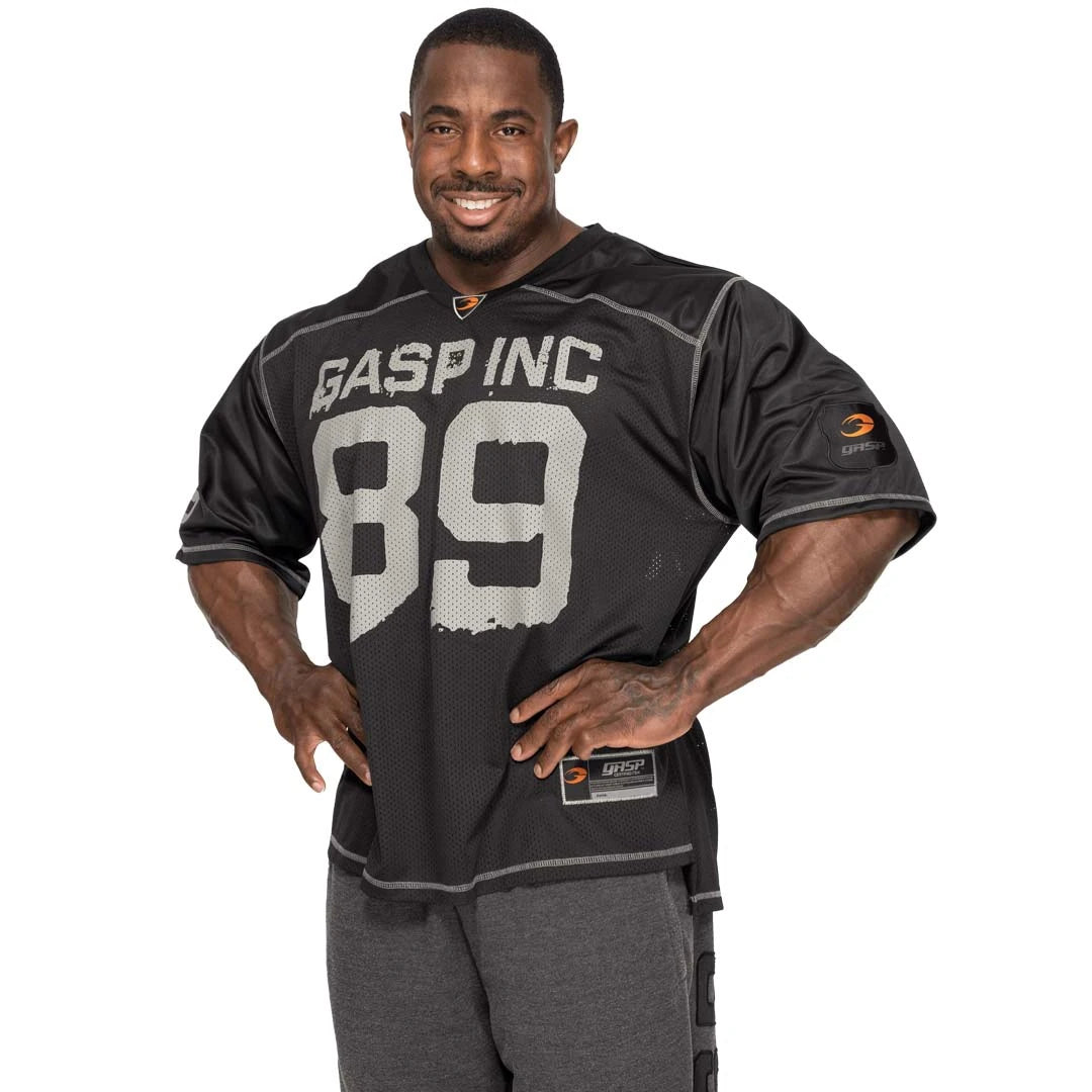 Svart GASP No1 Football Tee Black i oversize passform og mesh med grått trykk, båret av en mann.