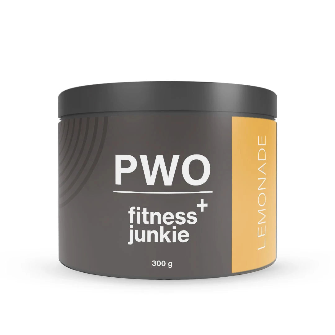 fitnessjunkie PWO 300 g pre-workout i pulverform, mørkegrå boks med gult felt for smaken Lemonade.