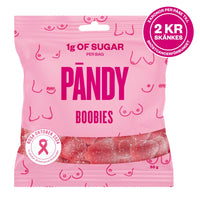 Pändy Candy 50 g Boobies i en lyserosa pose med Rosa sløyfe-logo og synlig rødt gelégodteri.