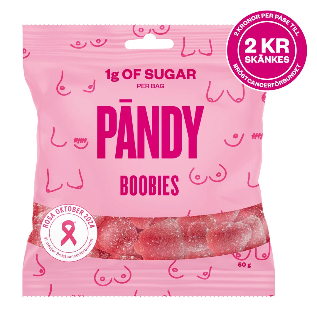 Pändy Candy 50 g i en lyserosa godtepose med teksten Boobies, Rosa sløyfe-logo og synlig rødt gelégodteri.