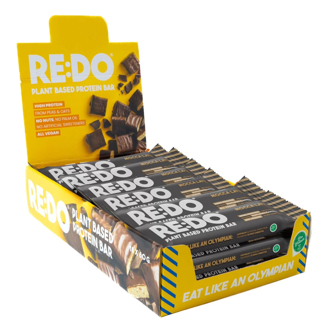 18 x REDO Koffein Bar 60 g i en gul displayeske fylt med mørke proteinbarer i smaken Mocca Latte., bilde 1 av 1