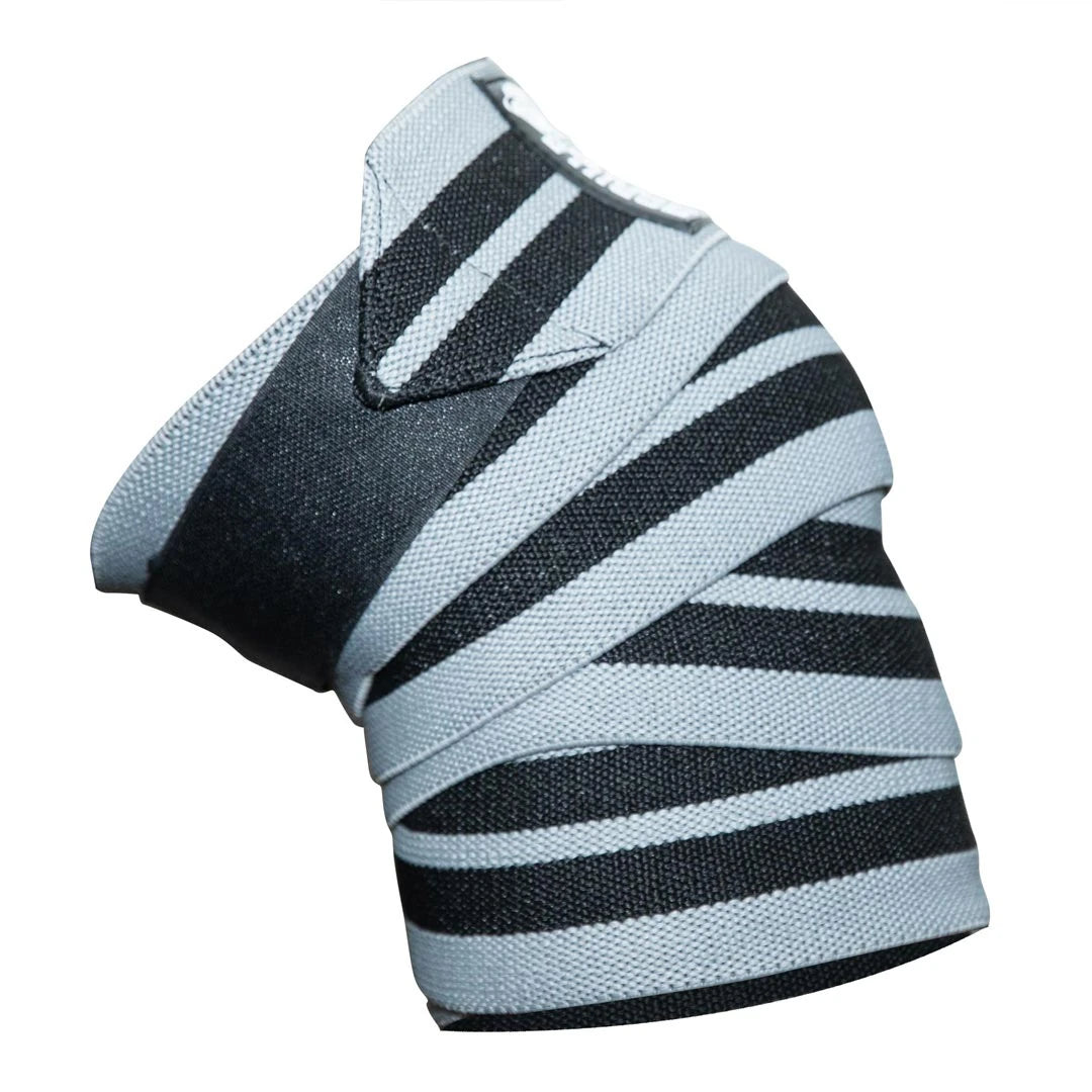 Gorilla Wear Knee Wraps 2.5 m, grå og svarte stripete knestropper med smidig borrelås for tunge beinøvelser.