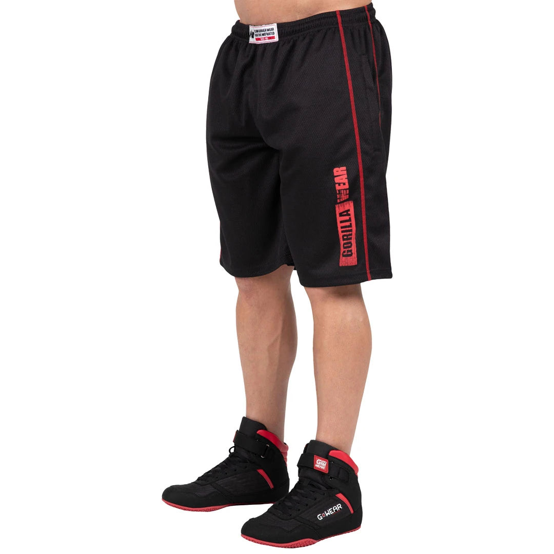 Gorilla Wear Wallace Mesh Shorts Black/Red er svarte treningsshorts i mesh med rød logo og distinkte sidesømmer.