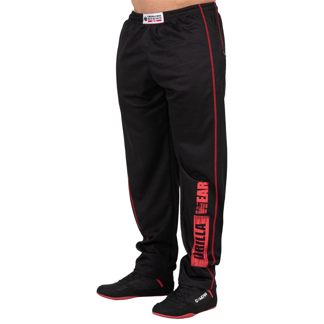 Gorilla Wear Wallace Mesh Pants Black/Red, svarte treningsbukser i mesh med rød sidesøm og stor logo på benet., bilde 3 av 4