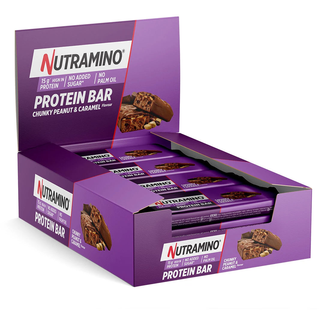 12 x Nutramino Protein Bar 55 g Chunky Peanut and Caramel i en åpen lilla eske fylt med barer.