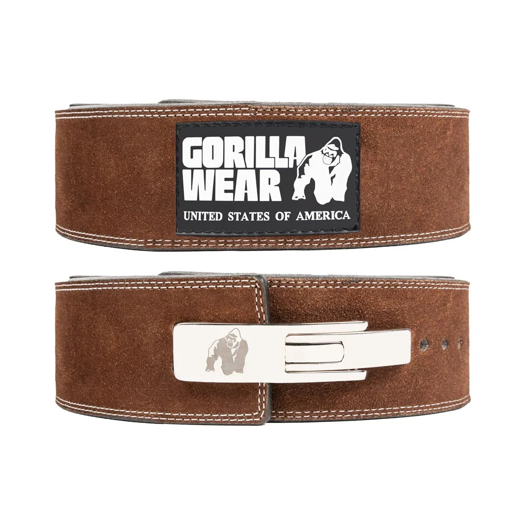 Et brunt Gorilla Wear 4 Inch Powerlifting Lever Belt Brown i lær, med en sølvfarget hurtigspenne, vist forfra og bakfra.