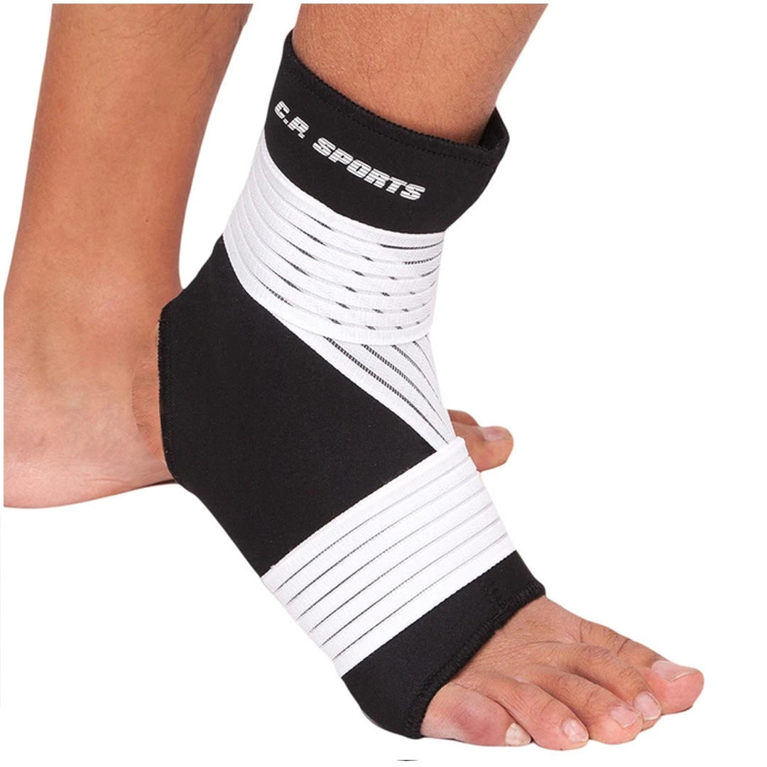 C.P. Sports Ankle/Foot Support Strong, en svart ankelstøtte i neopren med hvit elastisk bandasje, båret på en fot.