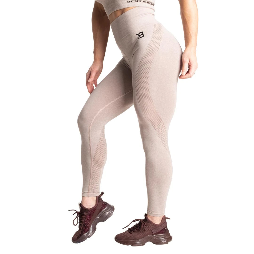 Better Bodies Rockaway Leggings Warm Sand Melange, lysebeige og sømløse treningstights med høy midje på en modell., bilde 1 av 3