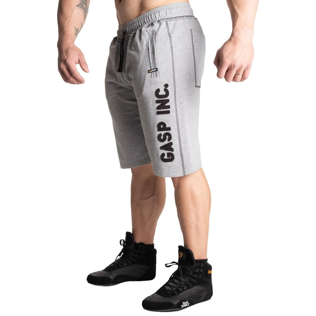 GASP Division Sweatshorts Light Grey Melange i myk jersey med svart snøring og en stor logo langs venstre ben., bilde 1 av 2