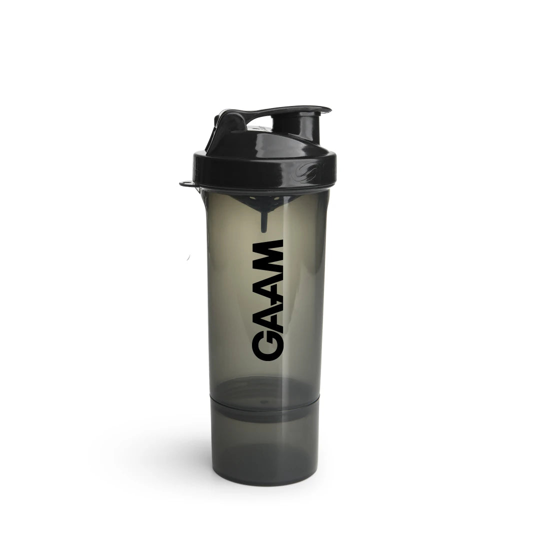 GAAM Smartshake Slim 500 ml, en transparent svart plastshaker med svart lokk og ekstra rom i bunnen.