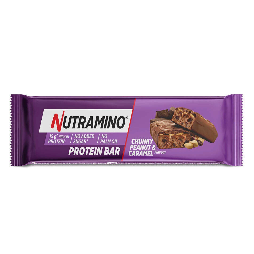 Nutramino Protein Bar 55 g Chunky Peanut & Caramel i en lilla forpakning med bilde av en delt sjokoladeovertrukket proteinbar og peanøtter.
