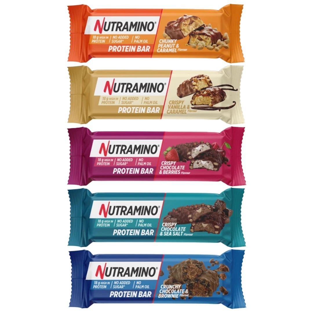 Nutramino Protein Bar 55 g i fem ulike smaker stablet på hverandre i fargerike forpakninger.