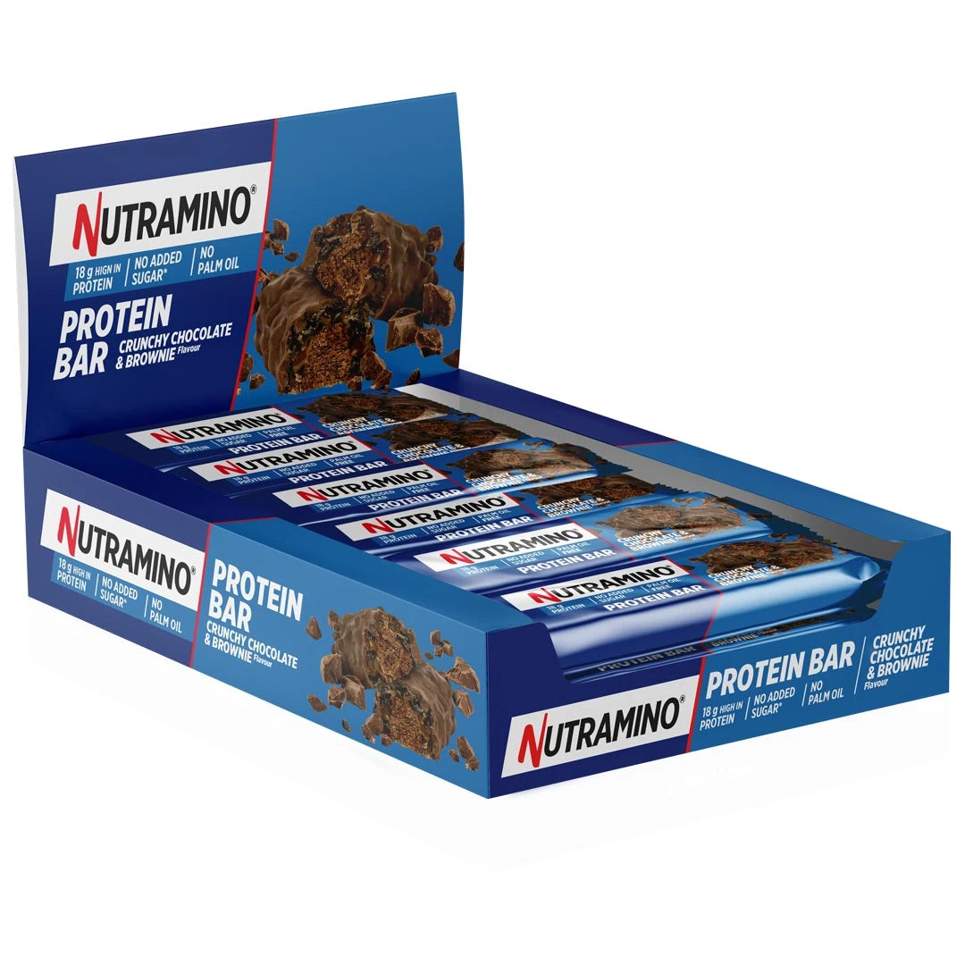 12 x Nutramino Protein Bar 55 g Crunchy Chocolate Brownie i en blå displayeske med hvite og røde detaljer.