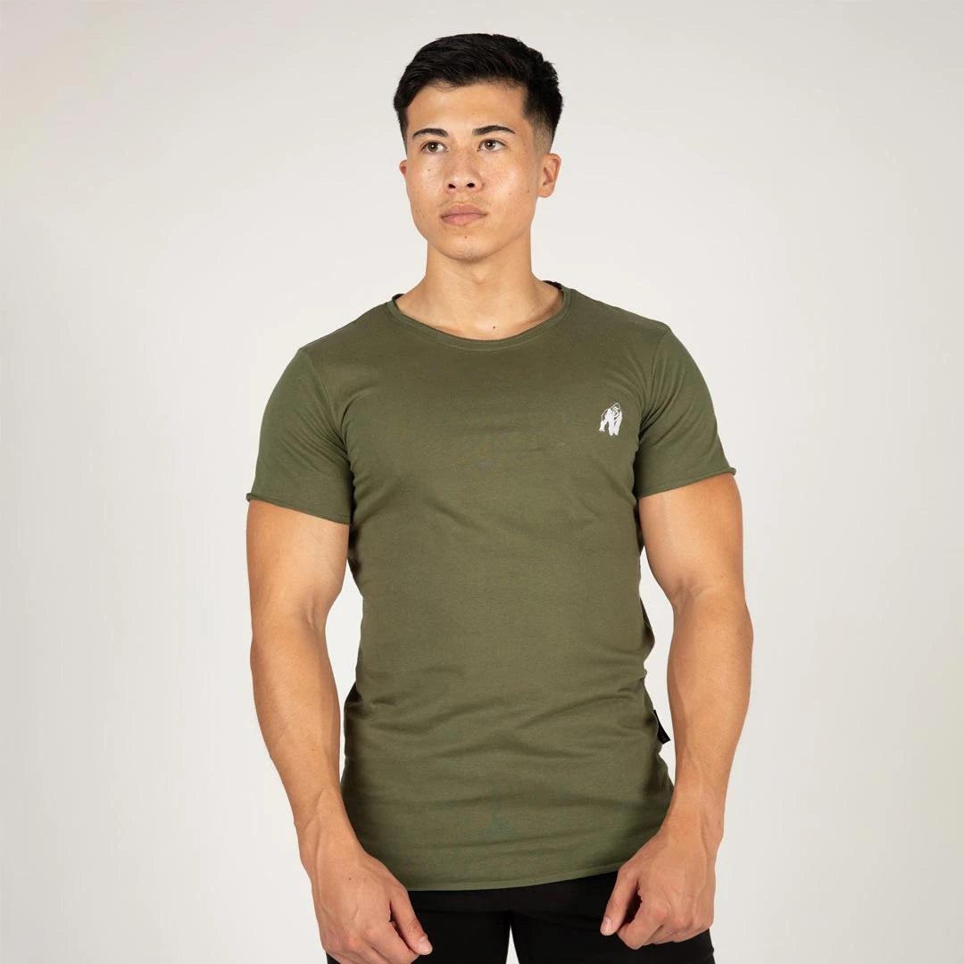 Gorilla Wear York T-Shirt Green i myk grønn bomull med slim fit og rå kanter, båret av en modell., bilde 2 av 8