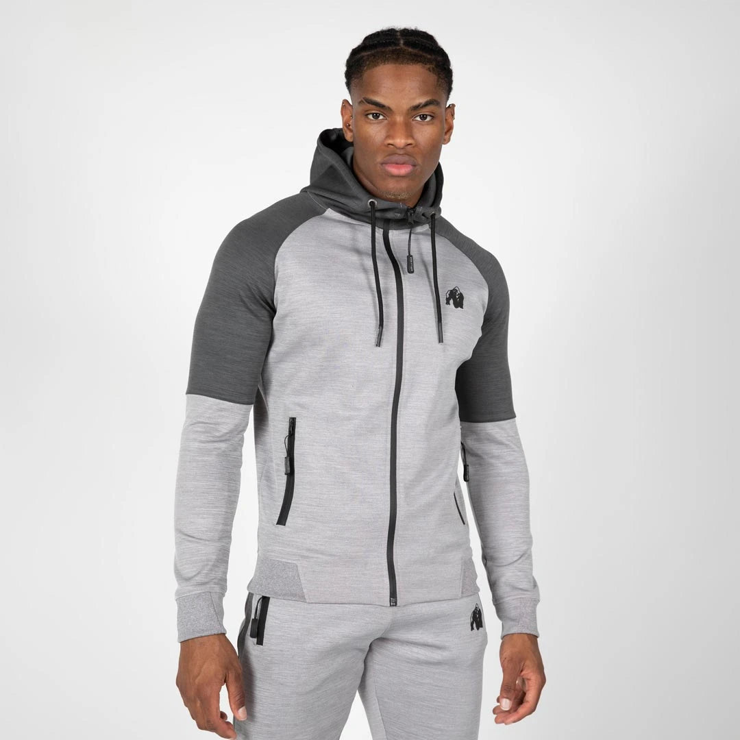 Gorilla Wear Sullivan Track Jacket Grey, en sporty grå treningsjakke med mørkegrå hette og svarte detaljer., bilde 7 av 7