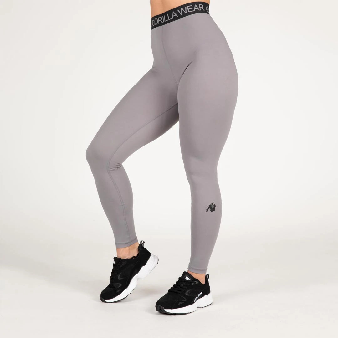 Gorilla Wear Colby Leggings Grey er en grå treningstights med svart elastisk linning og logo på benet., bilde 1 av 6