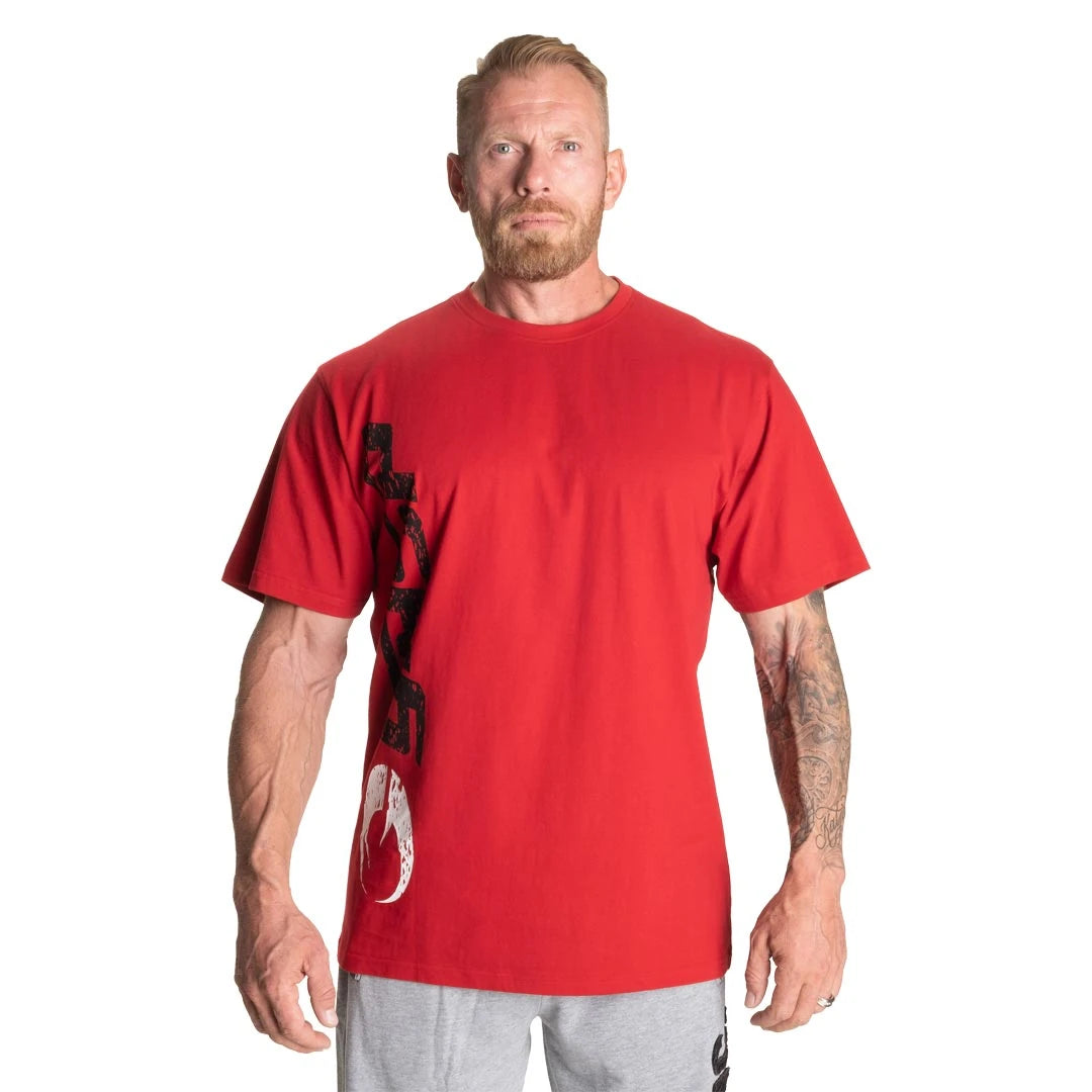 GASP Original Tee Chili Red er en rød oversize t-skjorte i bomull med stort svart trykk, båret av en mann., bilde 2 av 8