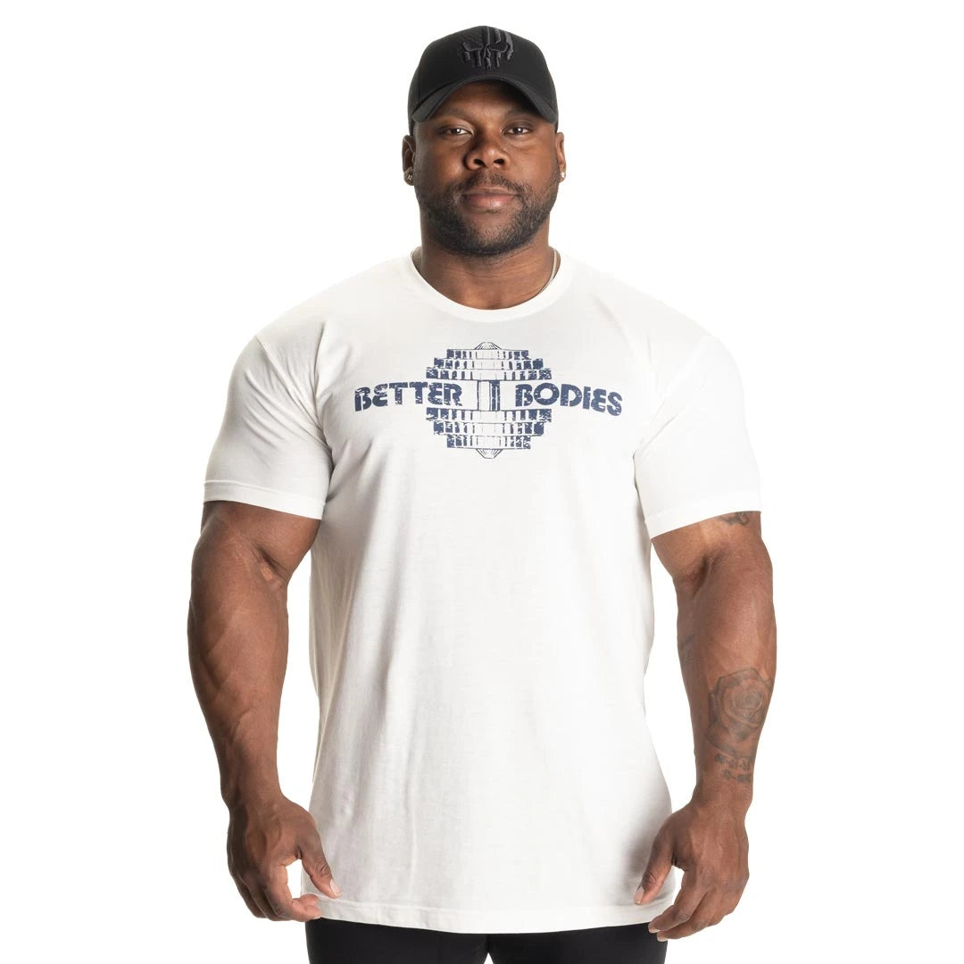 Better Bodies Recruit Tee White, en klassisk hvit t-skjorte med stor logo på brystet båret av en mann., bilde 4 av 8