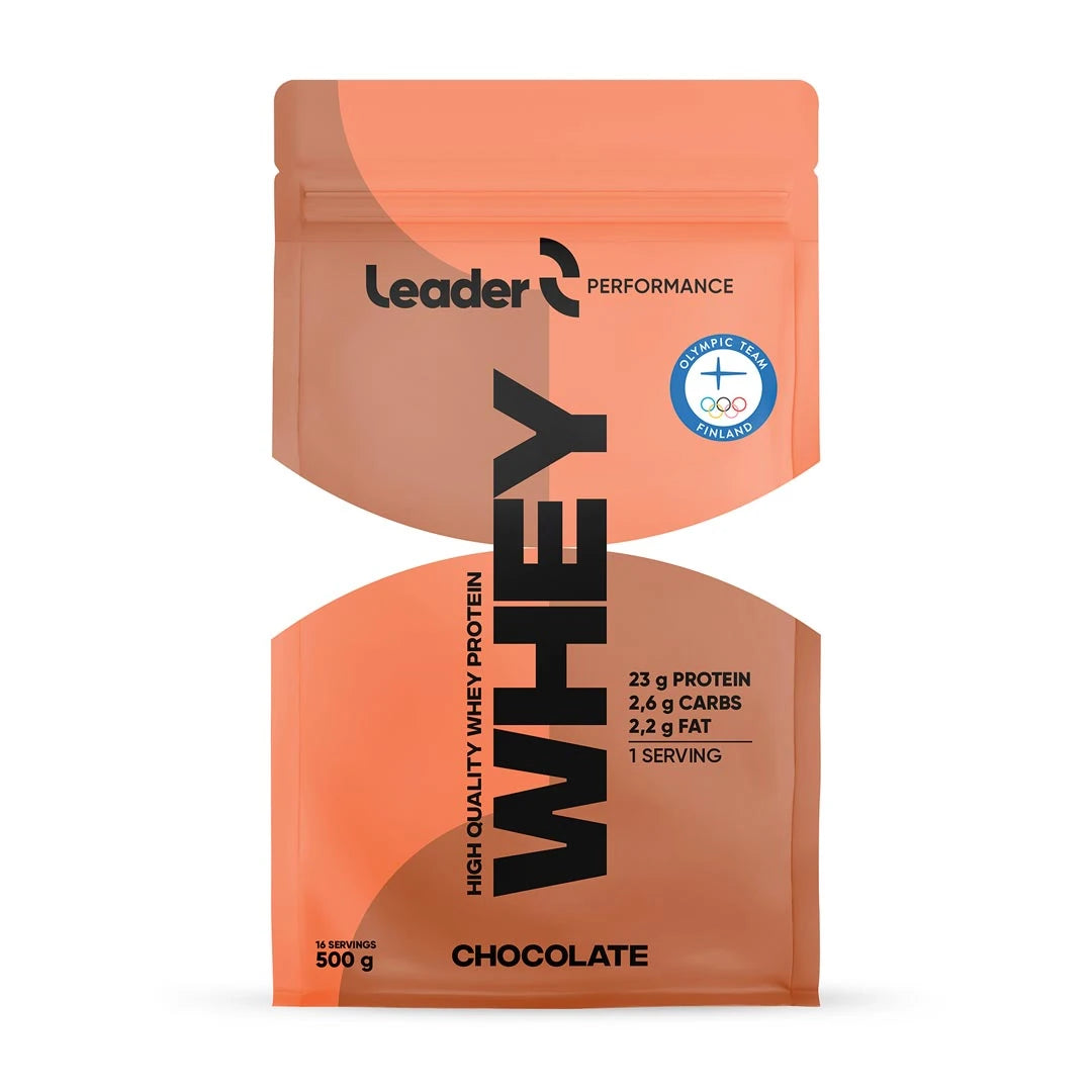 Leader Performance Whey Protein 500 g myseproteinkonsentrat i en oransje pose med sjokoladesmak.