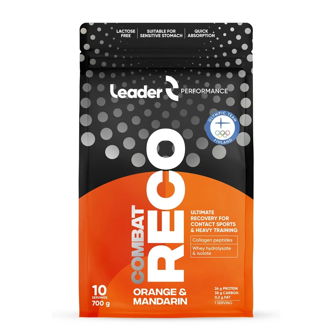 Leader Performance Combat Reco 700 g gainer i pulverform, pakket i en svart pose med oransje detaljer og smaken Orange & Mandarin.