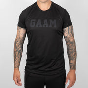 GAAM Pro Tech Logo Tee Black, en svart tränings-t-shirt i funktionsmaterial med stort GAAM-tryck på bröstet.